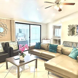 https://luxury-5bedroom-disneyland-villa.topanaheimhotels.com